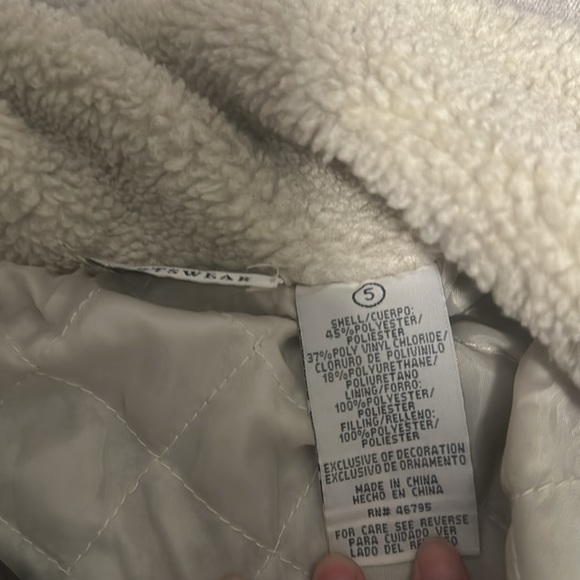 Kids jacket used has a little tear on it - Picture 3 of 5